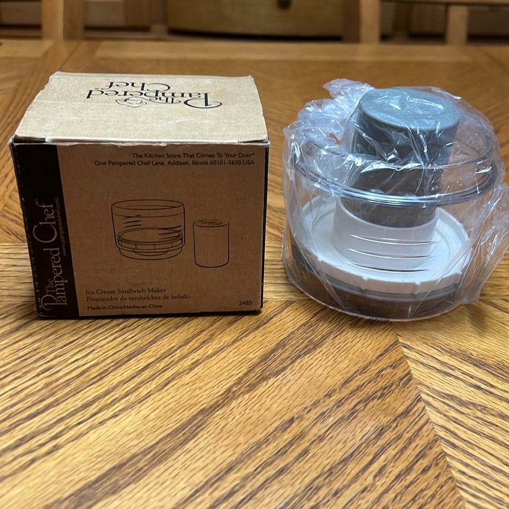 NWT THE PAMPERED CHEF ICE CREAM SANDWICH MAKER #2485